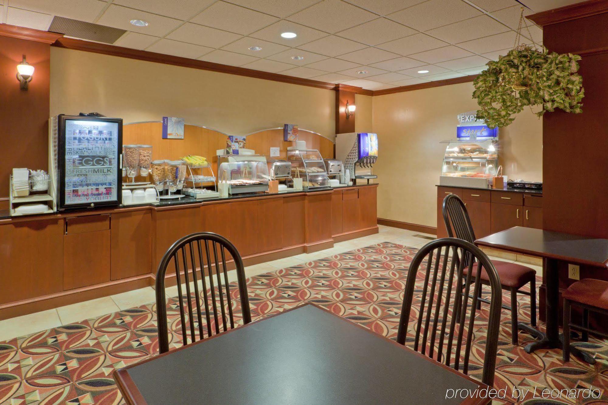 Holiday Inn Express Hotel & Suites Kent State University Restoran gambar